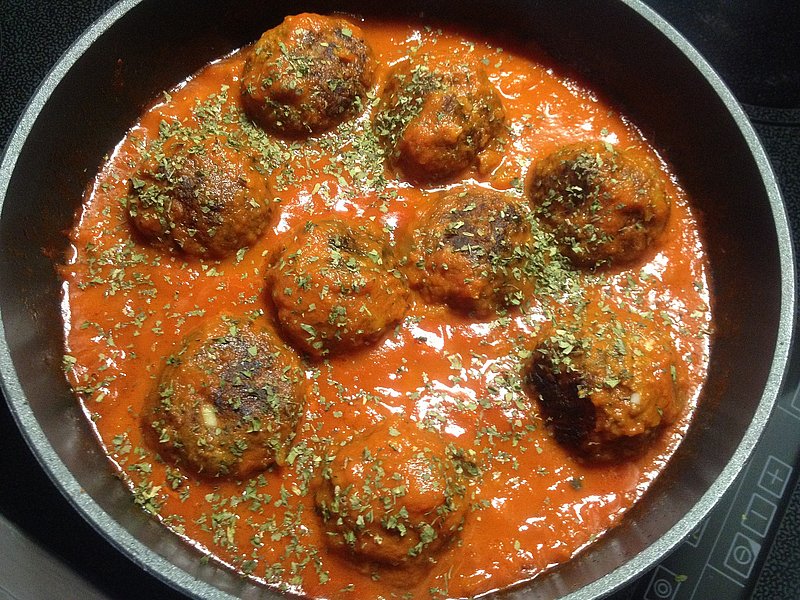 Spanien: Albóndigas (Hackbällchen) in Tomatensauce