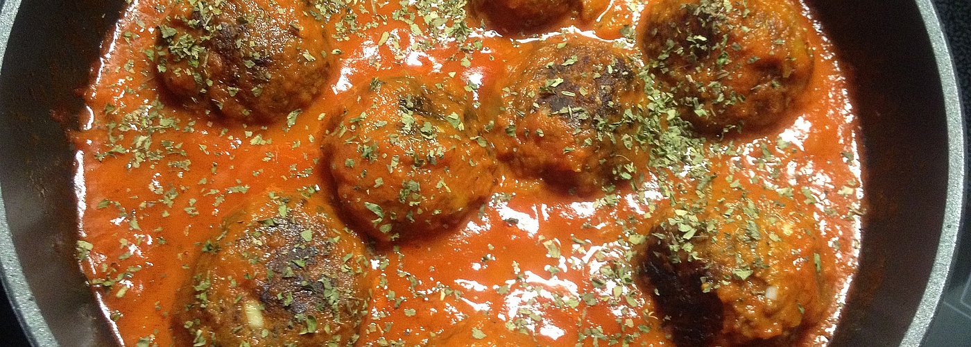 Spanien: Albóndigas (Hackbällchen) in Tomatensauce